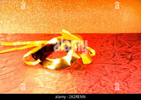 Gesichtsmaske in Gold als Symbol für Theater, Karneval und andere Feste Stockfoto