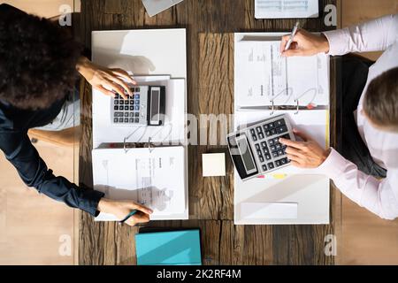 Zwei Kollegen Aus Dem Geschäftsbereich, Die Steuern Berechnen Stockfoto