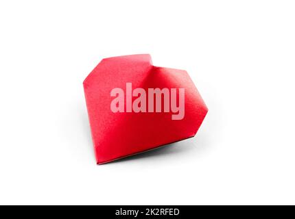 Rotes Papier Herz Origami isoliert auf weißem Hintergrund Stockfoto