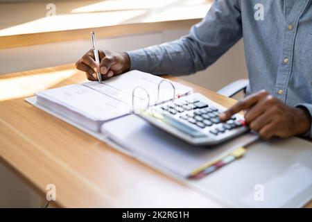 African Tax Accountant Ledger - Öffentliche Aufzeichnung Stockfoto