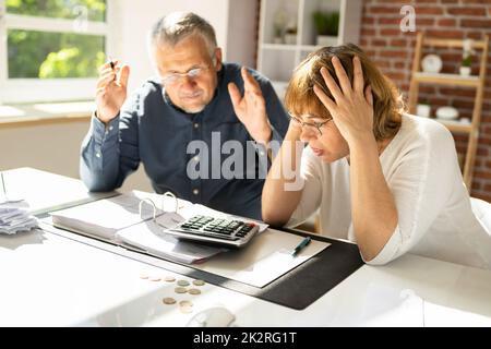 Schockiertes Paar, Das Piggybank Hält Stockfoto