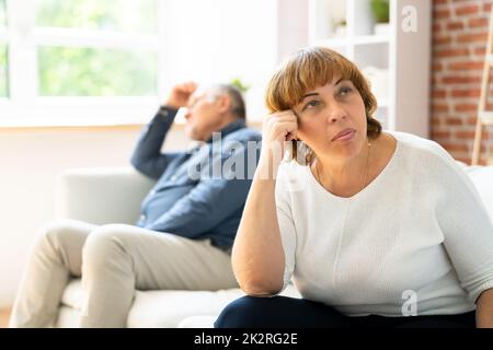 Aufgewühltes Paar, Das Auf Dem Sofa Sitzt Stockfoto