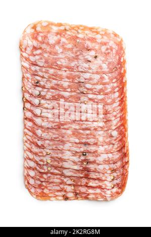 In Scheiben geschnittene italienische Salami-Wurst mit Pfefferkorn, isoliert auf weißem Hintergrund. Stockfoto