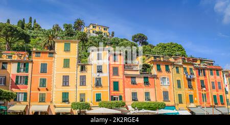 Portofino mit bunten Häusern, Luxus im kleinen Hafen der Bucht, Ligurien, Italien Stockfoto