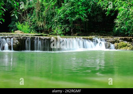 Wasserfälle in kleiner Natur in den Wäldern Thailands Stockfoto