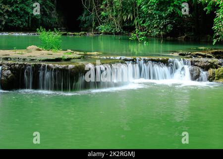 Wasserfälle in kleiner Natur in den Wäldern Thailands Stockfoto