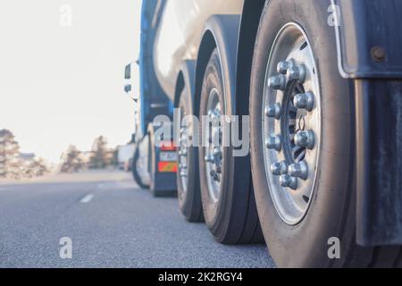 Industrieller Frachttransport. Nahaufnahme des Hinterrads des Lkws, Rückansicht mit Platz für Text Stockfoto