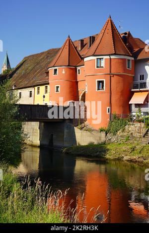 Der farbenfrohe berühmte Biertor mit der Brücke über den Fluss Regen in Cham, Bayern. Stockfoto