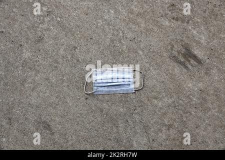 Die Maske liegt auf dem Boden Stockfoto