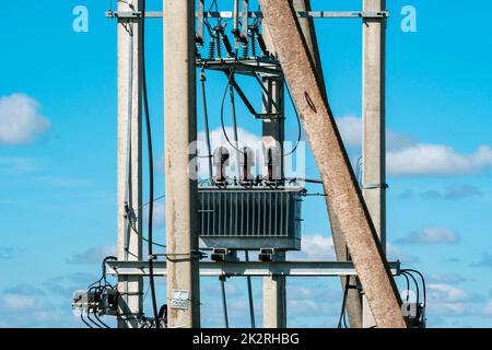 Elektrische Isolierung und elektrische Ausrüstung auf dem Betonmast Stockfoto