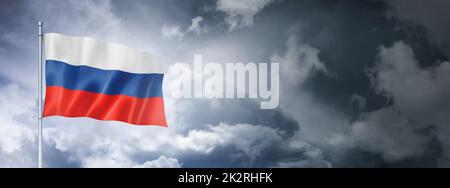 Russische Flagge auf einem bewölkten Himmel Stockfoto