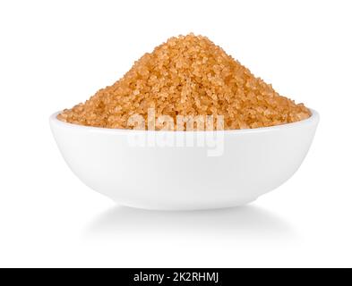 brauner Zucker in Schüssel isoliert auf weißem Hintergrund Stockfoto