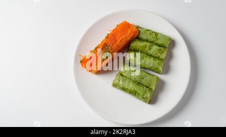 Baklava und Knafeh Nahost-Nachtisch aus Filoteig, gefüllt mit gehackten Nüssen und gesüßt mit süßem Sirup auf Zuckerbasis Stockfoto