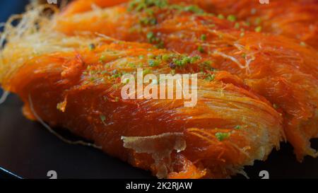 Knafeh – ein Käseteig aus dem Nahen Osten, eingeweicht in süßem Sirup auf Zuckerbasis Stockfoto