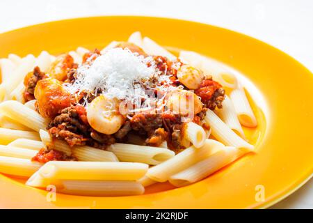 Pasta Penne mit Hackfleisch und weißen Bohnen Stockfoto