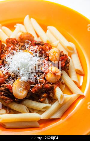 Pasta Penne mit Hackfleisch und weißen Bohnen Stockfoto