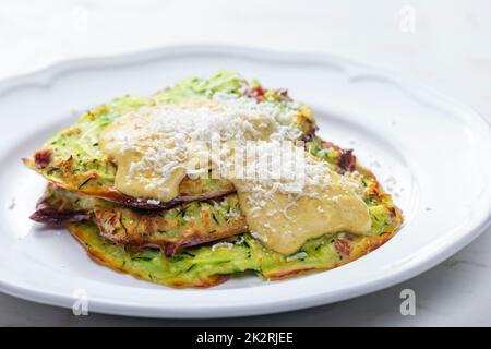 Zucchini-Kuchen mit Senfsauce und Parmesankäse Stockfoto