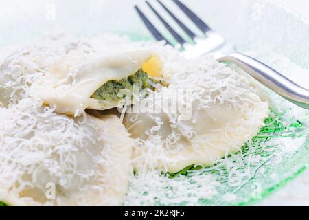 Ravioli gefüllt mit Spinat und Ricotta Stockfoto