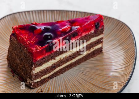 Stück Kuchen mit Fruchtgelatine Stockfoto