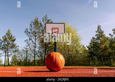 Basketballball auf dem Platz auf einer drei-Punkte-Linie Stockfoto