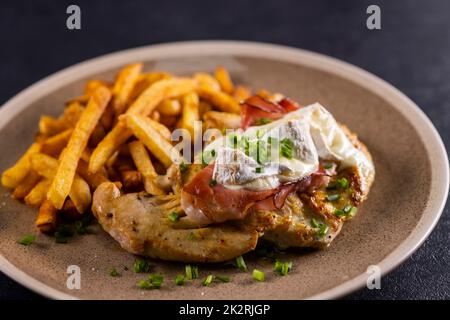 Typische tschechische Küche Hähnchenscheibe mit Schinken und Camembert mit pommes frites gebacken Stockfoto