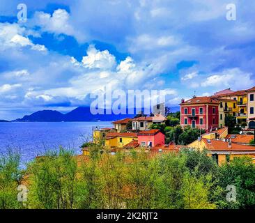 Farbenfrohe Architektur des kleinen Fischerdorfs Tellaro, Cinque Terre, Ligurien, Italien Stockfoto
