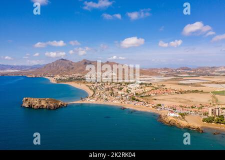 Panoramablick auf Bolnuevo und die Bucht von Mazarrón mit Blick auf die Mittelmeerküste, Sandstrände, felsige Landzunge und Küstenlandschaft in Murcia Stockfoto
