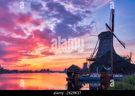 Windmühlen in Zaanse Schans in Holland auf den Sonnenuntergang. Zaandam, Niederlande Stockfoto