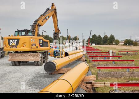 Deutschland. 23. September 2022. 23. September 2022, Schleswig-Holstein, Brunsbüttel: Gelbe Rohre liegen auf der Baustelle der Pipeline für den geplanten schwimmenden Flüssiggas-Terminal. Foto: Georg Wendt/dpa Quelle: dpa picture Alliance/Alamy Live News Stockfoto