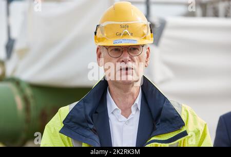 Deutschland. 23. September 2022. 23. September 2022, Schleswig-Holstein, Brunsbüttel: Jens Schumann, Geschäftsführer Gasunie Deutschland, hält eine Pressekonferenz auf der Baustelle der Pipeline für das geplante schwimmende Flüssiggas-Terminal. Foto: Georg Wendt/dpa Quelle: dpa picture Alliance/Alamy Live News Stockfoto