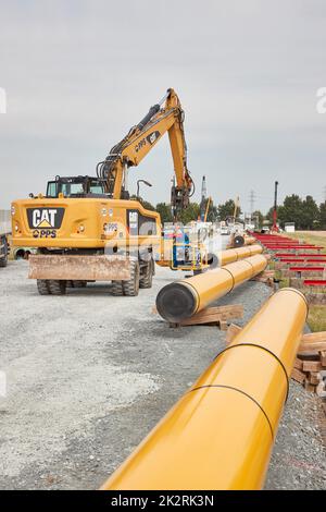 Deutschland. 23. September 2022. 23. September 2022, Schleswig-Holstein, Brunsbüttel: Gelbe Rohre liegen auf der Baustelle der Pipeline für den geplanten schwimmenden Flüssiggas-Terminal. Foto: Georg Wendt/dpa Quelle: dpa picture Alliance/Alamy Live News Stockfoto