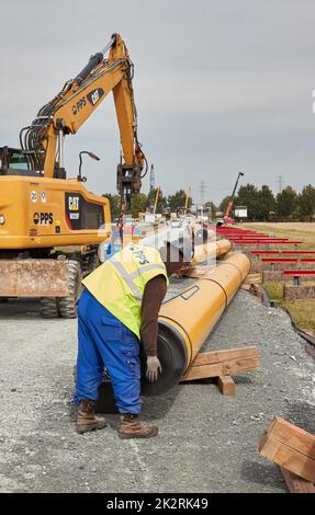 Deutschland. 23. September 2022. 23. September 2022, Schleswig-Holstein, Brunsbüttel: Ein Arbeiter entfernt eine Kappe auf einem Rohr an der Pipeline für das geplante schwimmende Flüssiggas-Terminal. Foto: Georg Wendt/dpa Quelle: dpa picture Alliance/Alamy Live News Stockfoto