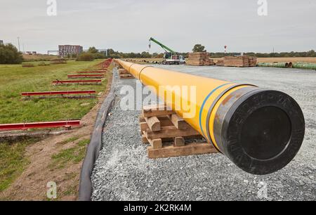 Deutschland. 23. September 2022. 23. September 2022, Schleswig-Holstein, Brunsbüttel: Montierte gelbe Rohre liegen auf der Baustelle der Pipeline für den geplanten schwimmenden Flüssiggas-Terminal. Foto: Georg Wendt/dpa Quelle: dpa picture Alliance/Alamy Live News Stockfoto