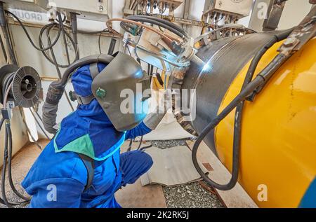 Deutschland. 23. September 2022. 23. September 2022, Schleswig-Holstein, Brunsbüttel: Ein Schweißer schweißt in einem Schweißzelt Rohre an der Pipeline für den geplanten schwimmenden Flüssiggas-Terminal zusammen. Foto: Georg Wendt/dpa Quelle: dpa picture Alliance/Alamy Live News Stockfoto