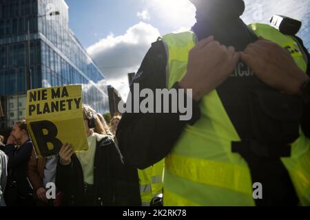 Warschau, Polen. 23. September 2022. Demonstranten hielten Plakate, die während der Demonstration von Polizisten umgeben gesehen wurden. Hunderte von Kindern, Schülern und Studenten nahmen an einem marsch in Warschau Teil - organisiert von MSK - Mlodziezowy Strajk Klimatyczny (Jugendstreik für das Klima) - der Teil der globalen Proteste gegen den Klimawandel "Fridays for Future" ist. Die Demonstranten fordern von Politikern Maßnahmen in den Bereichen globale Erwärmung, Luft- und Erdverschmutzung, aber auch Maßnahmen zur Energiekrise in Bezug auf die kommende Heizperiode. Kredit: SOPA Images Limited/Alamy Live Nachrichten Stockfoto