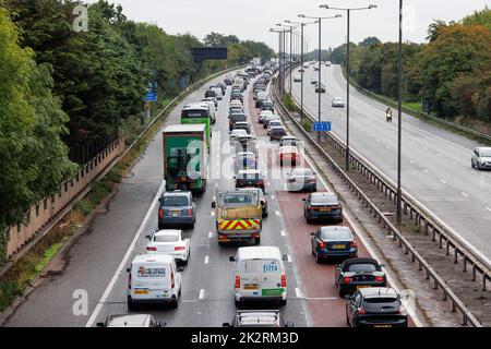 London, England - September 14 2022: Starker, langsam fahrender morgendlicher Rush Hour-Verkehr auf der Autobahn M4, in der Nähe von Heston Services in London. Stockfoto