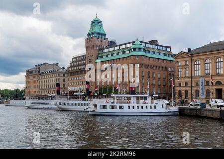 STOCKHOLM, SCHWEDEN - 28. JUNI 2016: Die Bucht Nybroviken im zentralen Teil der Stadt ist der Ausgangspunkt für eine Reise durch den Stockholmer Archipel. Stockfoto