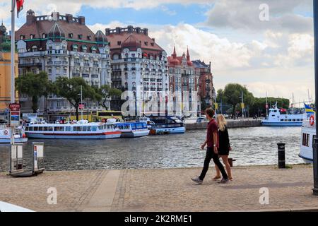STOCKHOLM, SCHWEDEN - 28. JUNI 2016: Die Bucht Nybroviken im zentralen Teil der Stadt ist der Ausgangspunkt für eine Reise durch den Stockholmer Archipel. Stockfoto