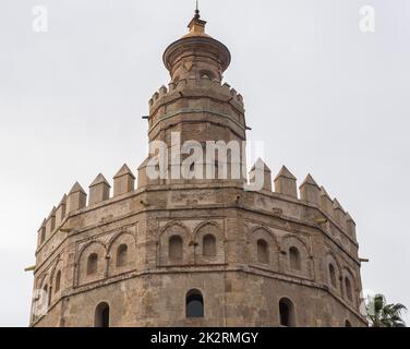 Der touristische Torre del Oro in Sevilla, am Guadalquivir-Fluss, Andalusien (Spanien) Stockfoto