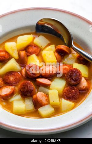 Wurst Gulaschsuppe mit Kartoffeln Stockfoto