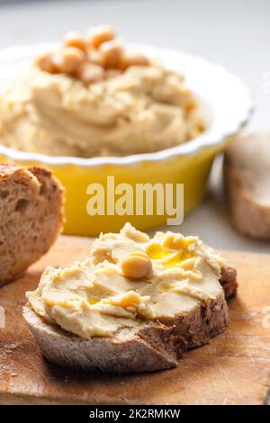 Stillleben von Hummus mit Brot Stockfoto