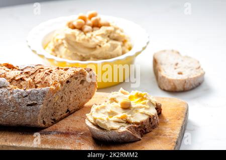 Stillleben von Hummus mit Brot Stockfoto