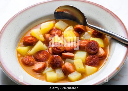 Wurst Gulaschsuppe mit Kartoffeln Stockfoto