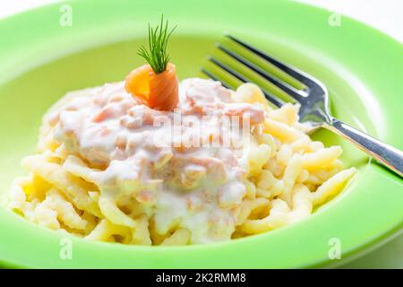 Spetzle mit Sauce aus geräuchertem Lachs Stockfoto