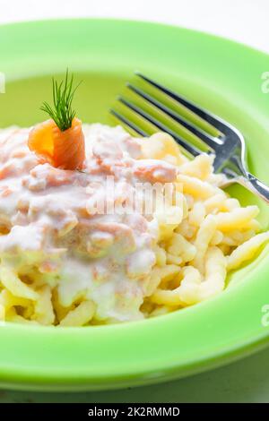 Spetzle mit Sauce aus geräuchertem Lachs Stockfoto