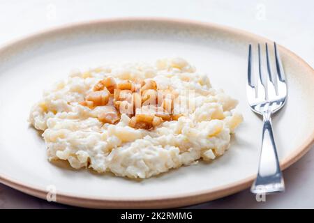 Typisch slowakisches Essen, genannt Halusky Stockfoto