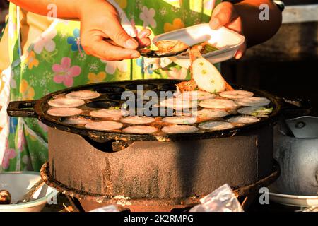 Art thailändisches Süßfleisch auf dem Herd Stockfoto