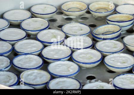 Kanom Tuay, thailändischer, gedämpfter Kokosmilchpudding Stockfoto
