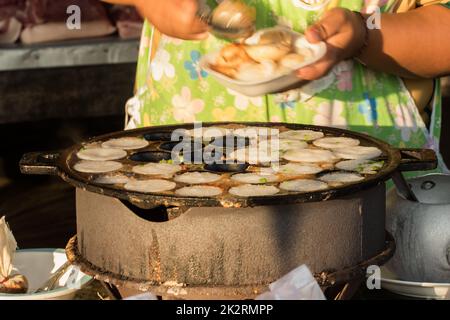 Art thailändisches Süßfleisch auf dem Herd Stockfoto