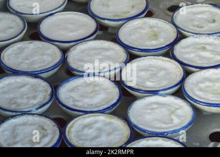 Kanom Tuay, thailändischer, gedämpfter Kokosmilchpudding Stockfoto